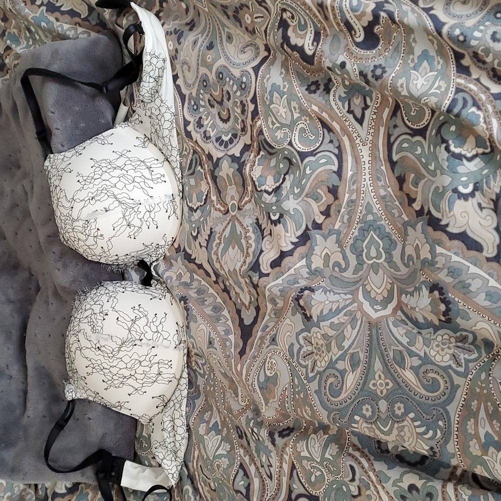 Victoria's Secret Size 34B Bombshell Ivory Lace Push Up Bra